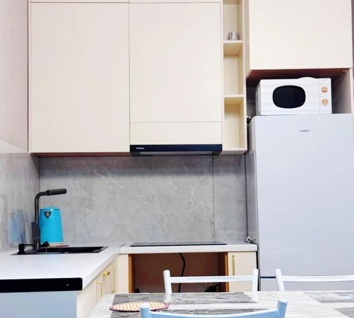 Modern Apartment In The City Center With 3 Rooms Almatý