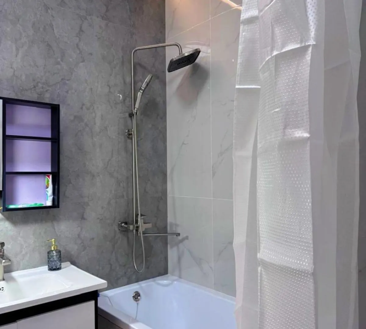 Modern Apartment In The City Center With 3 Rooms Almatý