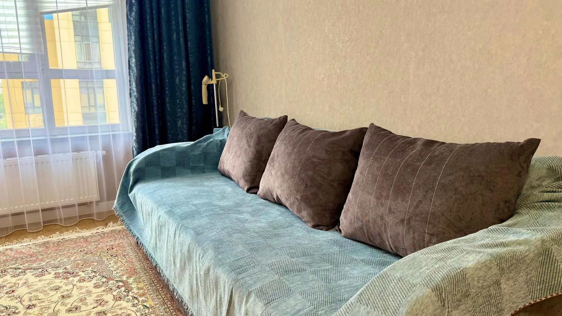Modern Apartment In The City Center With 3 Rooms Almatý